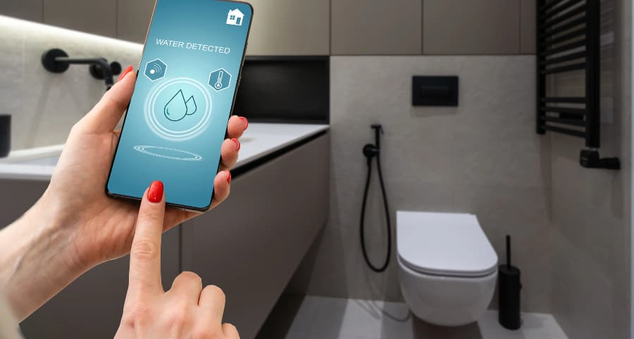 Smartphone app notifies resident of water infiltration